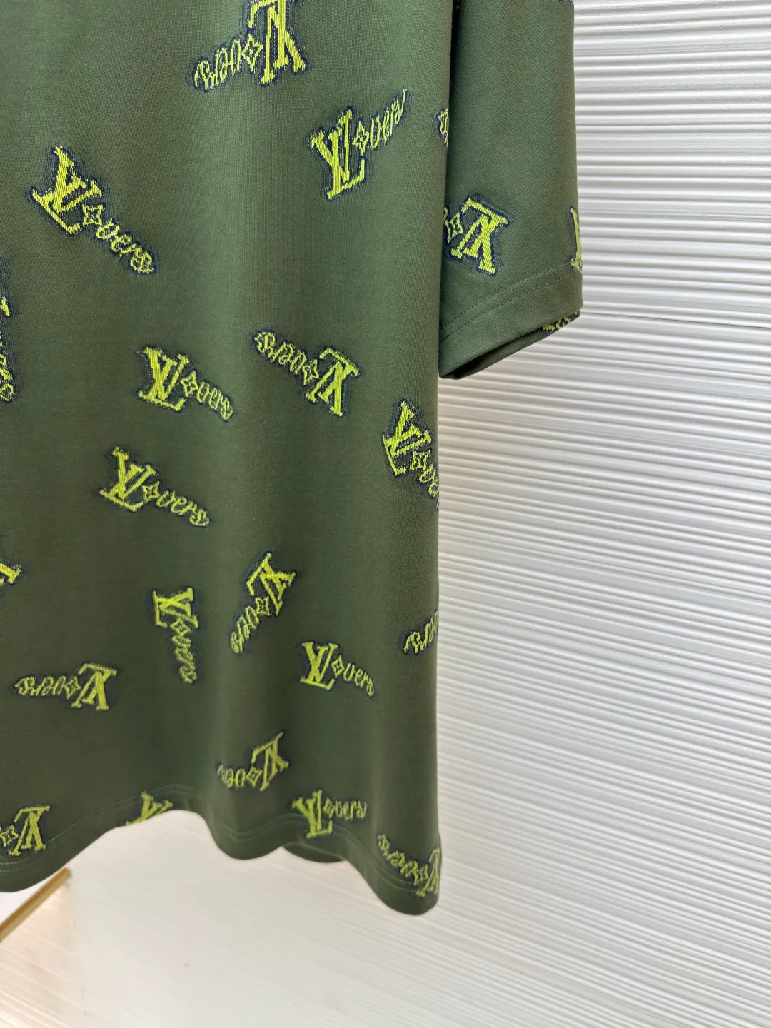 LOUIS VUITTON cut-out letter T-shirt ●Authentic product: purchased and developed at 8950 ●Item number: 1680397-A85 ●Fabric: combed cotton yarn fabric ●Technology: washed production ●Version: fitted version ●Weight: about 255 grams ●Size: XS-S-M-L ●Description: The fabric is made of 60S double-ply combed cotton yarn. The color of the bulk yarn is ordered and dyed. The Y version is purchased and the hem fabric is disassembled to analyze the yarn parameters. The green embryo is woven using a 60s double-ply ring-spun yarn and an 8-cylinder fly knitting circular knitting machine. All the base and yarn threads of the gray fabric are machine-trimmed. The yarn loss rate of the gray fabric is as high as 40%. The high cost of raw material loss increases dramatically. In the later stage, an air cylinder is used for high-temperature and high-pressure washing water setting + liquid ammonia soaking to make the tissue between the yarns tighter. The overall fabric surface is flat and the reference Y version of the garment is cut by hand with front and rear positioning flowers. The overall wiring is straight and delicate, the fabric is comfortable and soft, and the color is consistent without color difference. It can be matched with the same style to create a fashionable look and control various occasions. Customized accessories, complete with three standards, same style for men and women!